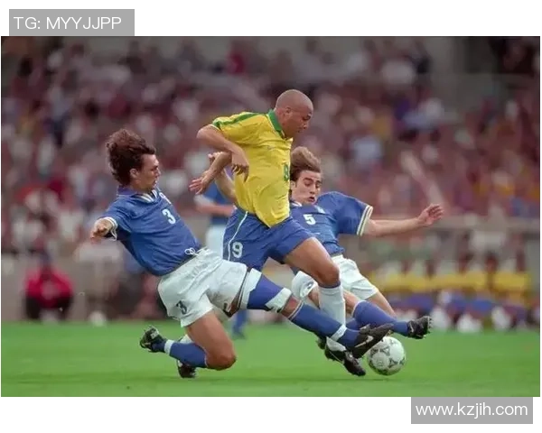 当前活跃的足球明星及其在赛场上的精彩表现分析